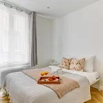 Eiffel Tower & Champ De Mars - 1Br - Paris Vacation Rentals